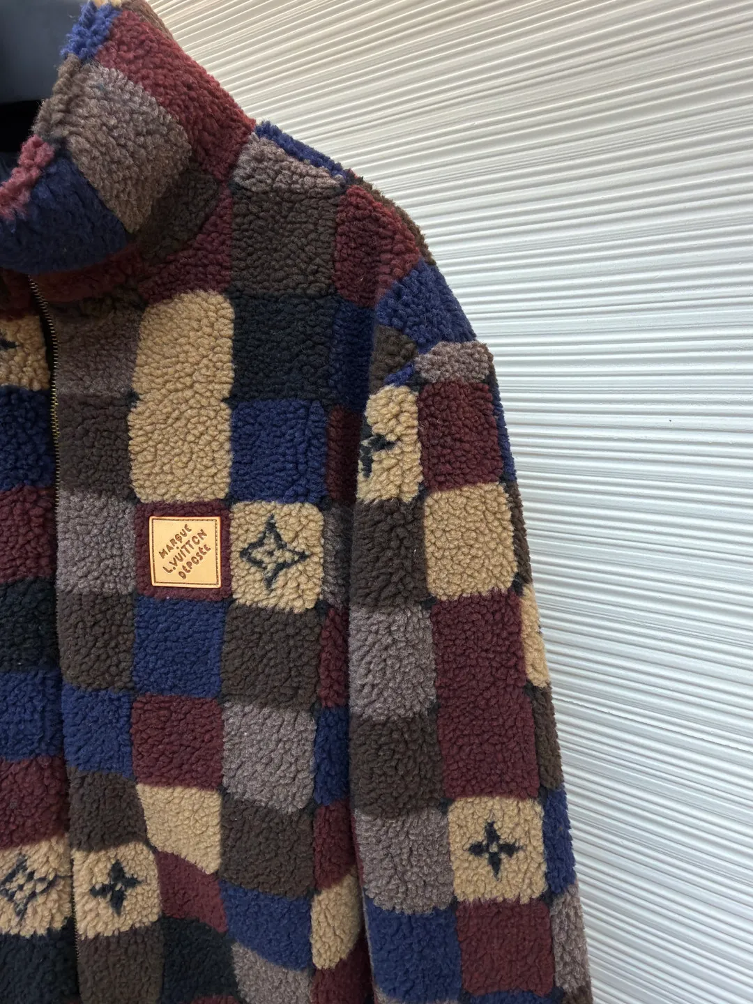 LOUIS VUITTON colorful checkerboard jacket ●Original version: Purchased and developed for 16500 ●Item number: 1682292-B95 ●Fabric: Fleece fabric ●Technology: Jacquard production ●Color: Color ●Version: Fitted version ●Weight: about 700 grams ●Size: XS-S-M-L ●Description: The main body of this Louis Vuitton satin baseball jacket is made of high-density matte satin fabric, which has been treated with anti-wrinkle shaping technology. The fabric has a strong drape and is not easy to wrinkle. The dark brown background color is prepared by precision dyeing and finishing technology, giving it a rich color and high-end texture. The "L.V.M SINCE 1854" logo on the left chest is made with hot-drilling technology. High-quality rhinestones are used for precise hot-pasting in different areas. The diamond surface is shiny and strong and will not fall off easily. The ribbed splicing of the collar, cuffs and hem is a three-color contrasting design. It is woven with high-elastic knitted yarn, which will not easily loosen and deform after long-term wear. The placket is equipped with custom-made metal snaps. The hardware is thick and anti-oxidation. The overall style is loose and off-shoulder. The splicing is covered with blind stitching technology, and the wiring is smooth and traceless. Every craft detail follows the brand's luxury product production standards, taking into account both design and wearing comfort. The overall wiring is straight and delicate, the fabric is comfortable and soft, and the color is consistent without color difference. It can be matched with the same style to create a fashionable look and control various occasions. Customized accessories, complete with three standards, same style for men and women!